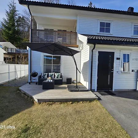 Cosy Hamresand's Semi-detached House *