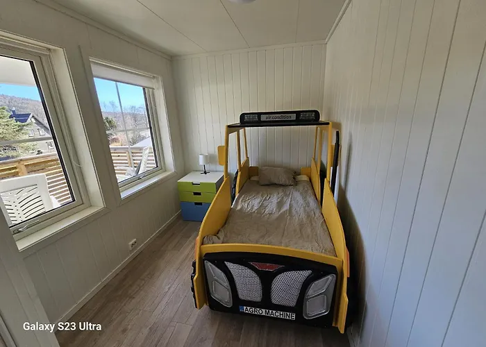 Cosy Hamresand's Semi-detached House בית נופש *